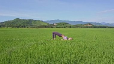 pirinç alan yoga yaparken kız