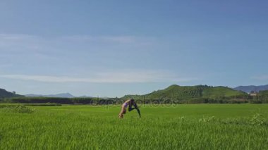 pirinç alan yoga yaparken kız