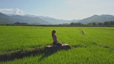 pirinç alan yoga yaparken kız