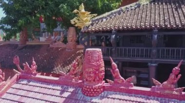 Antik Budist pagoda kırmızı çatılı