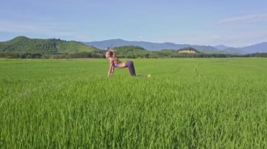 pirinç alan yoga yaparken kız