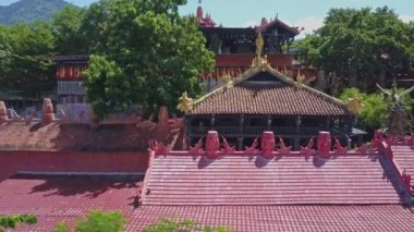 Antik Budist pagoda kırmızı çatılı