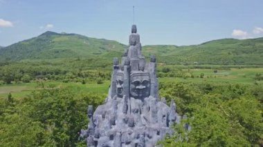 Tapınak toprakları üzerinde yer alan kayalık heykel