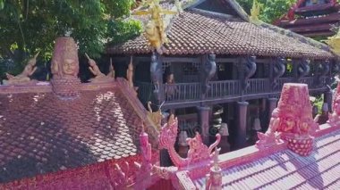 Antik Budist pagoda kırmızı çatılı