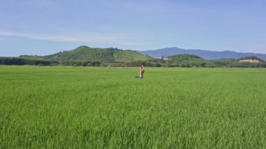 pirinç alan yoga yaparken kız