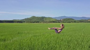 pirinç alan yoga yaparken kız