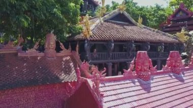 Antik Budist pagoda kırmızı çatılı