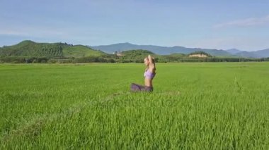 pirinç alan yoga yaparken kız