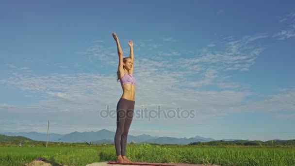 Pirinç alan yoga yaparken kız — Stok video