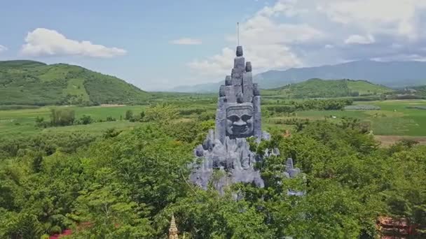 Rotsachtige sculptuur, gelegen op het grondgebied van de tempel — Stockvideo