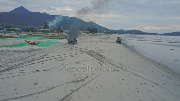 Carro com sacos de algas dirigindo ao longo da praia — Vídeo de Stock