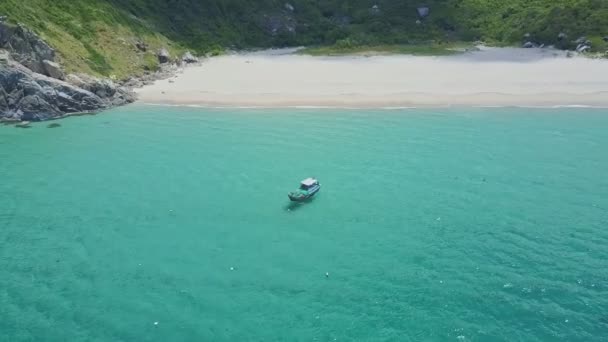 Barco navegando no oceano pela praia de areia — Vídeo de Stock