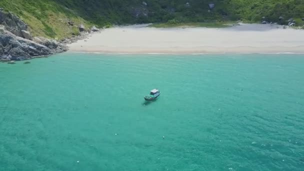 Loď plující na oceánu u písečné pláže — Stock video