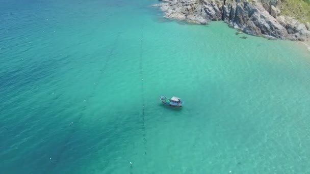 Barco navegando en el océano por la playa de arena — Vídeo de stock