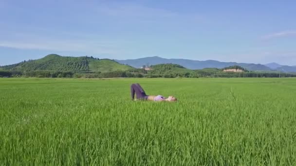 Chica haciendo yoga en el campo de arroz — Vídeo de stock