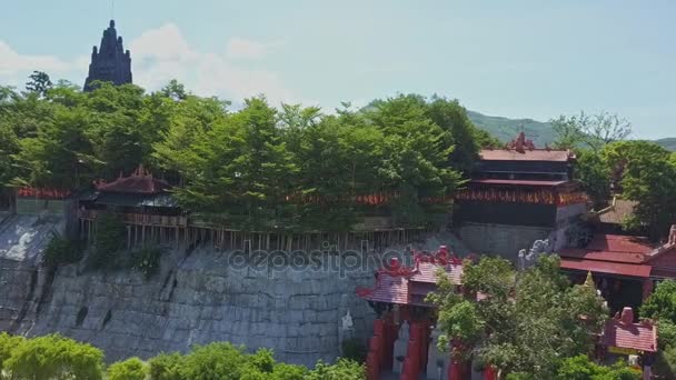 Буддийский храмовый комплекс среди тропических растений — стоковое видео
