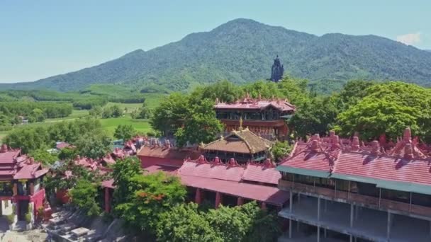Buddhistischer Tempelkomplex inmitten tropischer Pflanzen — Stockvideo
