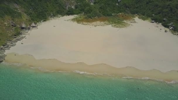Песчаный пляж и лодка, плавающие по океану — стоковое видео