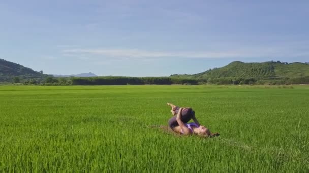 Κορίτσι κάνει γιόγκα στον τομέα του ρυζιού — Αρχείο Βίντεο