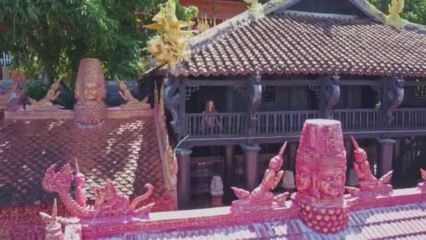 Ancienne pagode bouddhiste avec toit rouge — Video