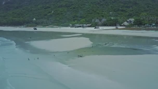 Surf en la playa de arena en marea alta — Vídeos de Stock