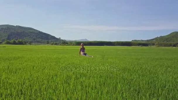 Mädchen macht Yoga im Reisfeld — Stockvideo