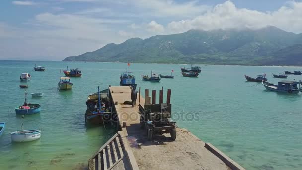 People working on pier near boats in ocean — Stock Video