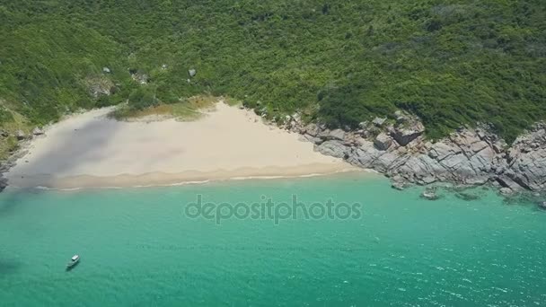 Zandstrand en boot zeilen op oceaan — Stockvideo