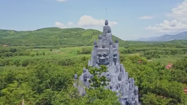 Tapınak toprakları üzerinde yer alan kayalık heykel — Stok video