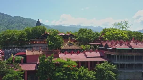 Boeddhistische tempel complex onder tropische planten — Stockvideo