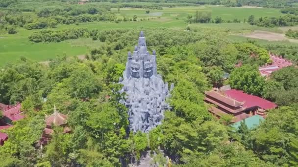 Релігійна статуя серед храмового комплексу — стокове відео