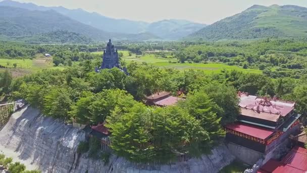 Complexe temple bouddhiste parmi les plantes tropicales — Video