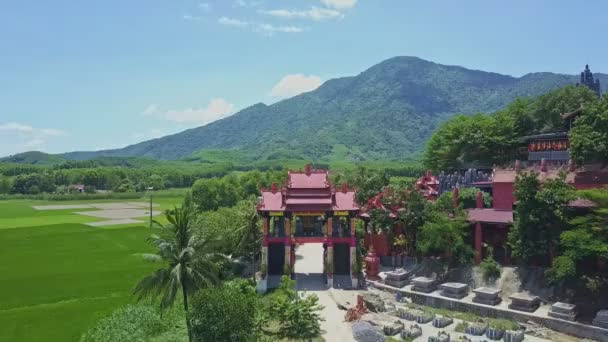 Boeddhistische tempel toegangshek — Stockvideo