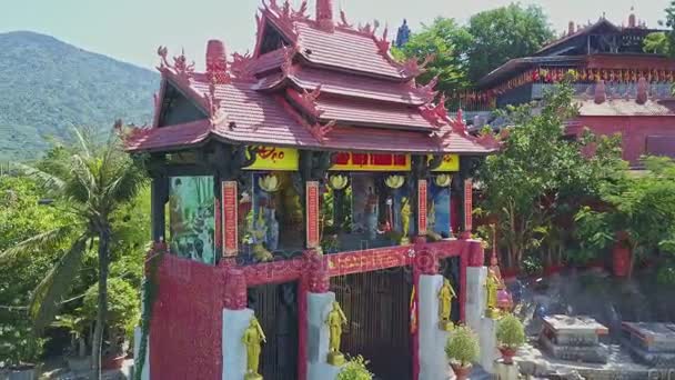 Complexe temple bouddhiste parmi les plantes tropicales — Video