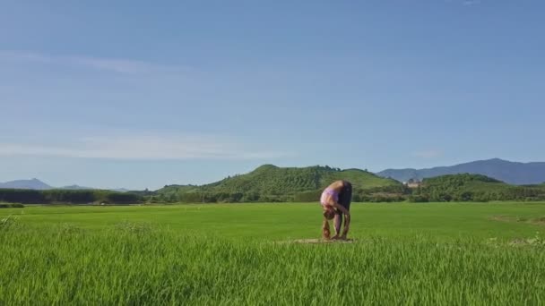 Pirinç alan yoga yaparken kız — Stok video