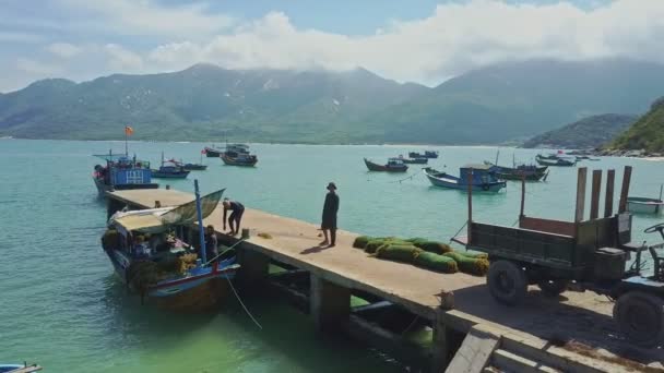 Orang-orang yang bekerja di dermaga dekat perahu di laut — Stok Video