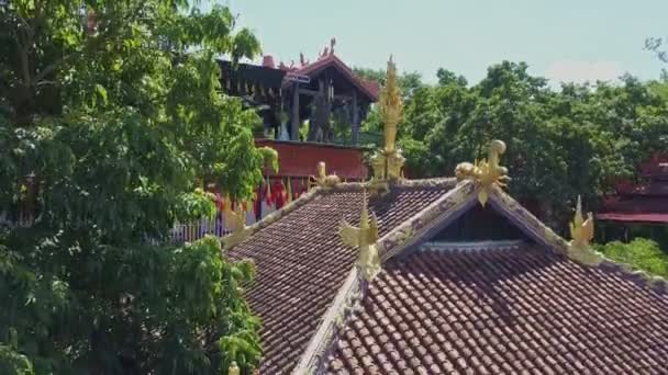 Rote Dächer religiöser Tempelgebäude — Stockvideo