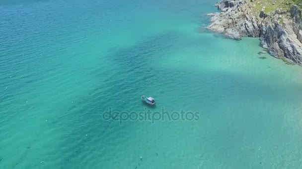 Barco navegando en el océano por la playa de arena — Vídeos de Stock