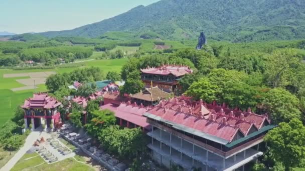 Boeddhistische tempel complex onder tropische planten — Stockvideo