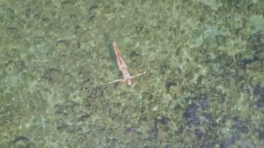 sırt okyanustaki Yüzme kız