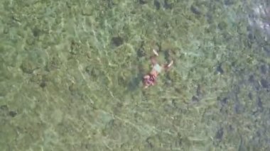 sırt okyanustaki Yüzme kız