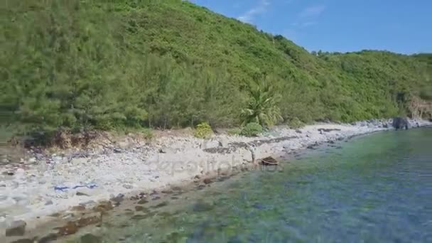 Praia rochosa na costa montanhosa e oceano — Vídeo de Stock