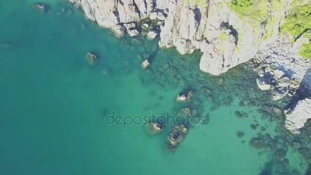 Océan transparent avec littoral rocheux et pierres — Video