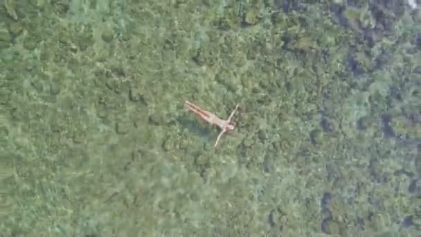 Mädchen schwimmt auf Rücken im Ozean — Stockvideo