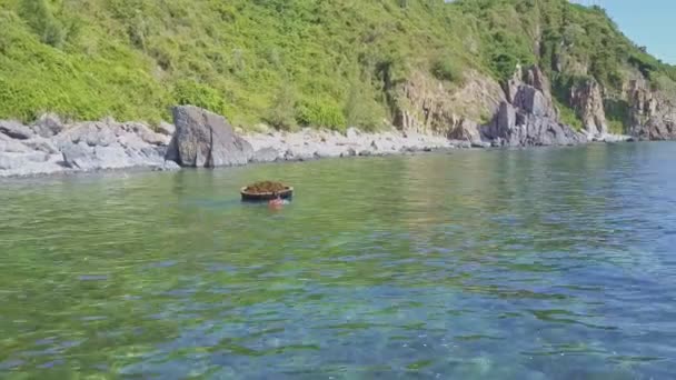 Człowiek nurkuje w oceanu przez łódź — Wideo stockowe