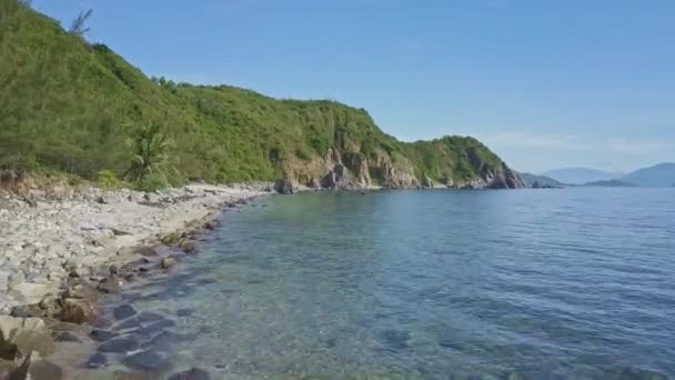 Transparante Oceaan tegen heuvellandschap — Stockvideo