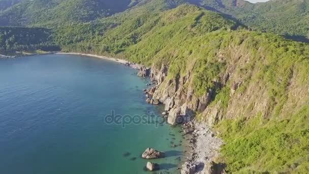 Majestueuse côte vallonnée et rocheuse verte — Video