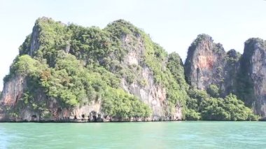 adanın alışılmadık kayalar ve ağaçlar