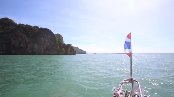 Schip drijvend in de azuurblauwe Oceaan langs de eilanden — Stockvideo