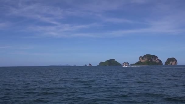 Båten seglar förbi ön i havet — Stockvideo